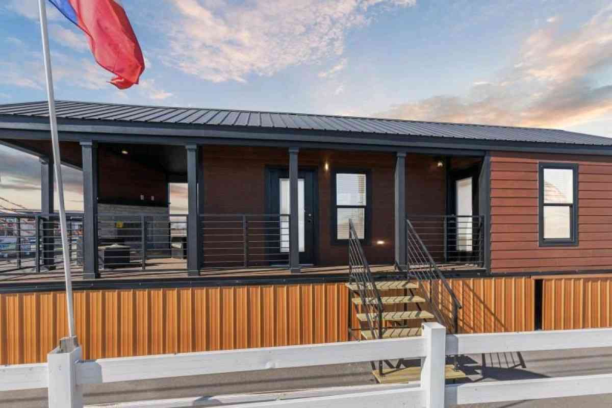 Compact Cabin with 1 bedroom and 1 bathroom with porch