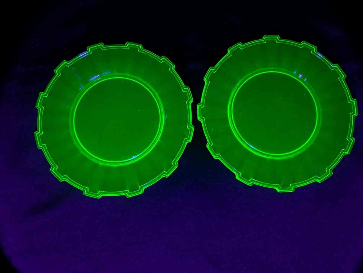 Rare Vintage Uranium glass Wagon Wheel set of plates - Ashtabula, Ohio - FleaMarketBay