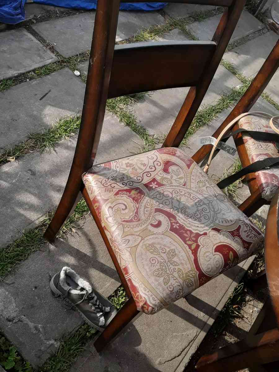 Round Wooden Dining Table 4 chairs - Dade City, Florida - FleaMarketBay