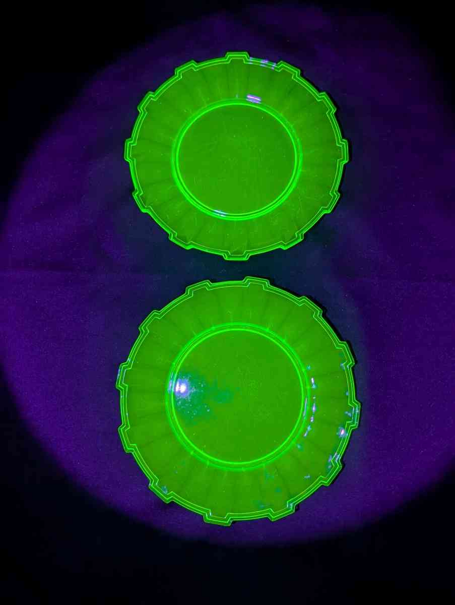 Rare Vintage Uranium glass Wagon Wheel set of plates - Ashtabula, Ohio