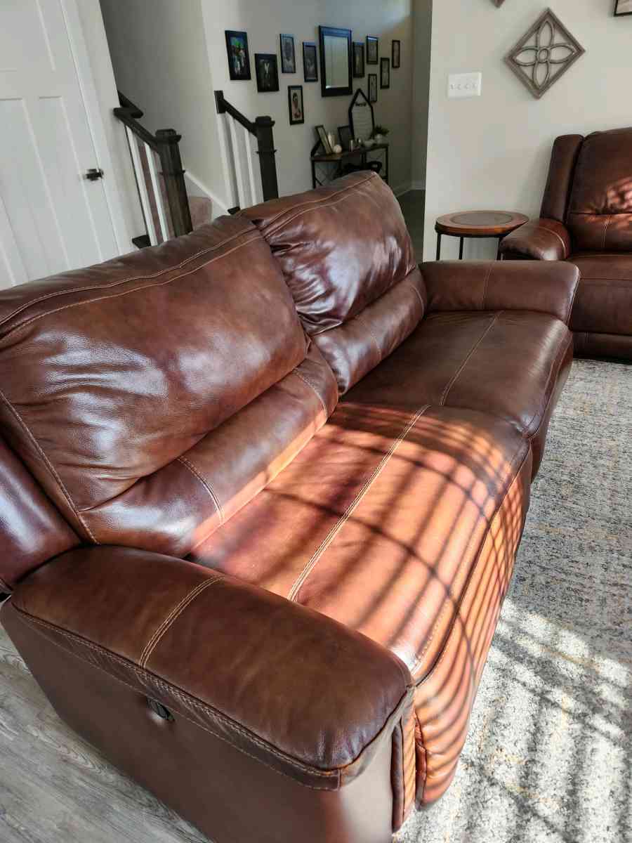 2 piece leather electric reclining sofas - Waldorf, Maryland