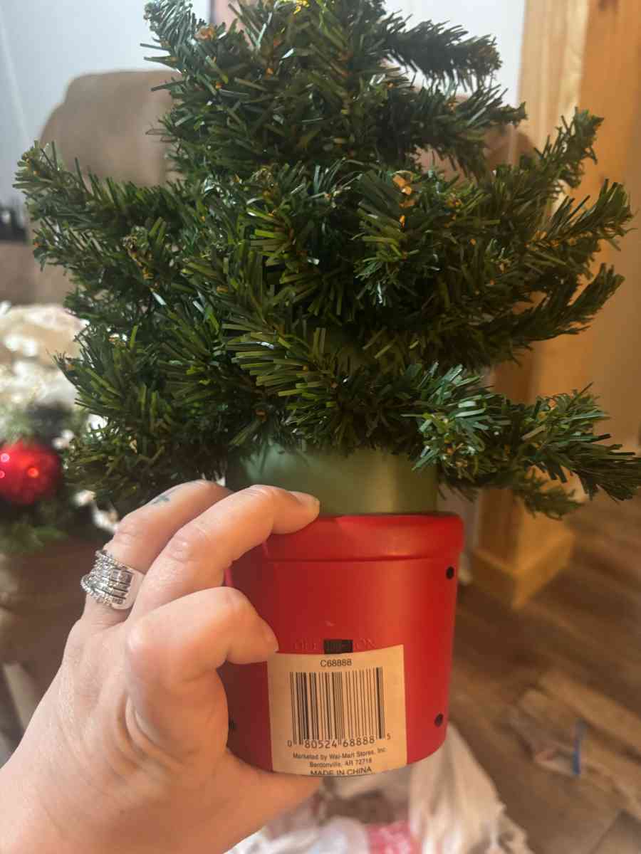 Talking and singing Christmas tree - Austin, Texas - FleaMarketBay