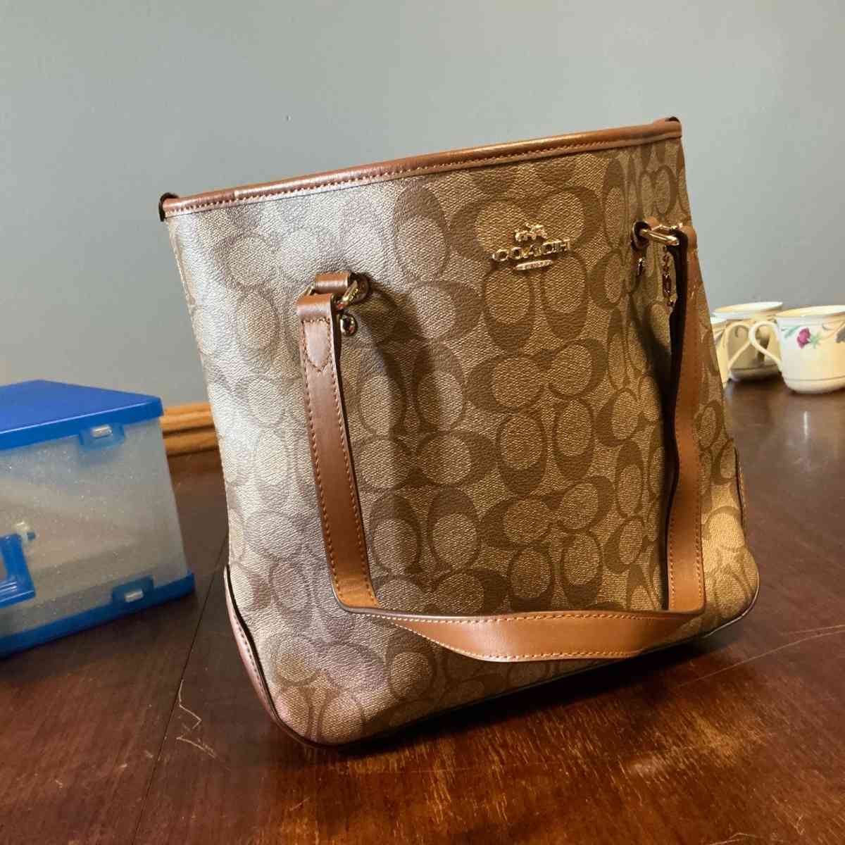 luxury designer coach hand bag - Nashville, Indiana - FleaMarketBay