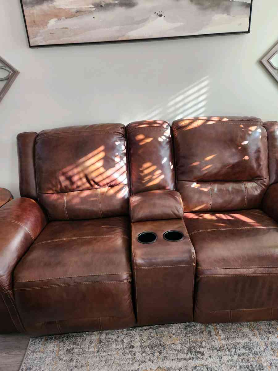 2 piece leather electric reclining sofas - Waldorf, Maryland - FleaMarketBay