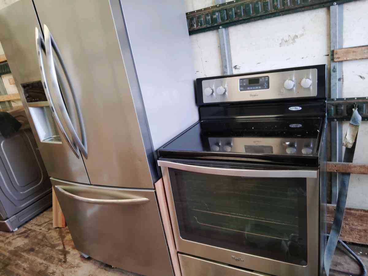 refrigerator and stove - Dearborn Heights, Michigan