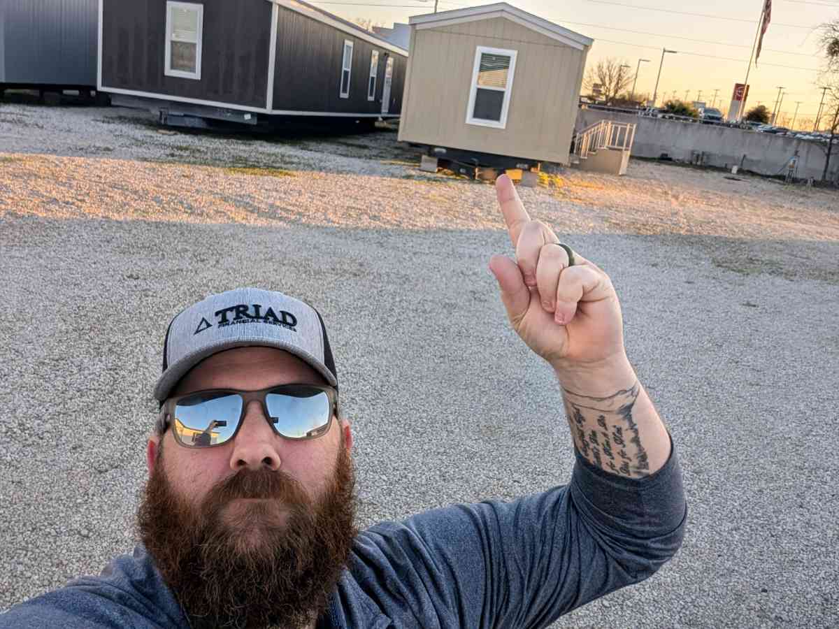 Singlewide Champion Home with 3 bedrooms and 2 bathrooms - New Braunfels, Texas - FleaMarketBay