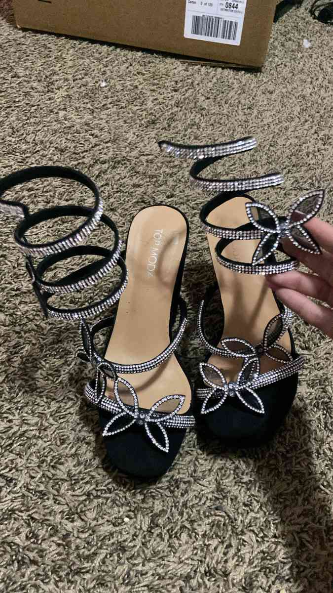 7 dollars Per Pairs Of Shoes Size 7 In Women - Dallas, Texas