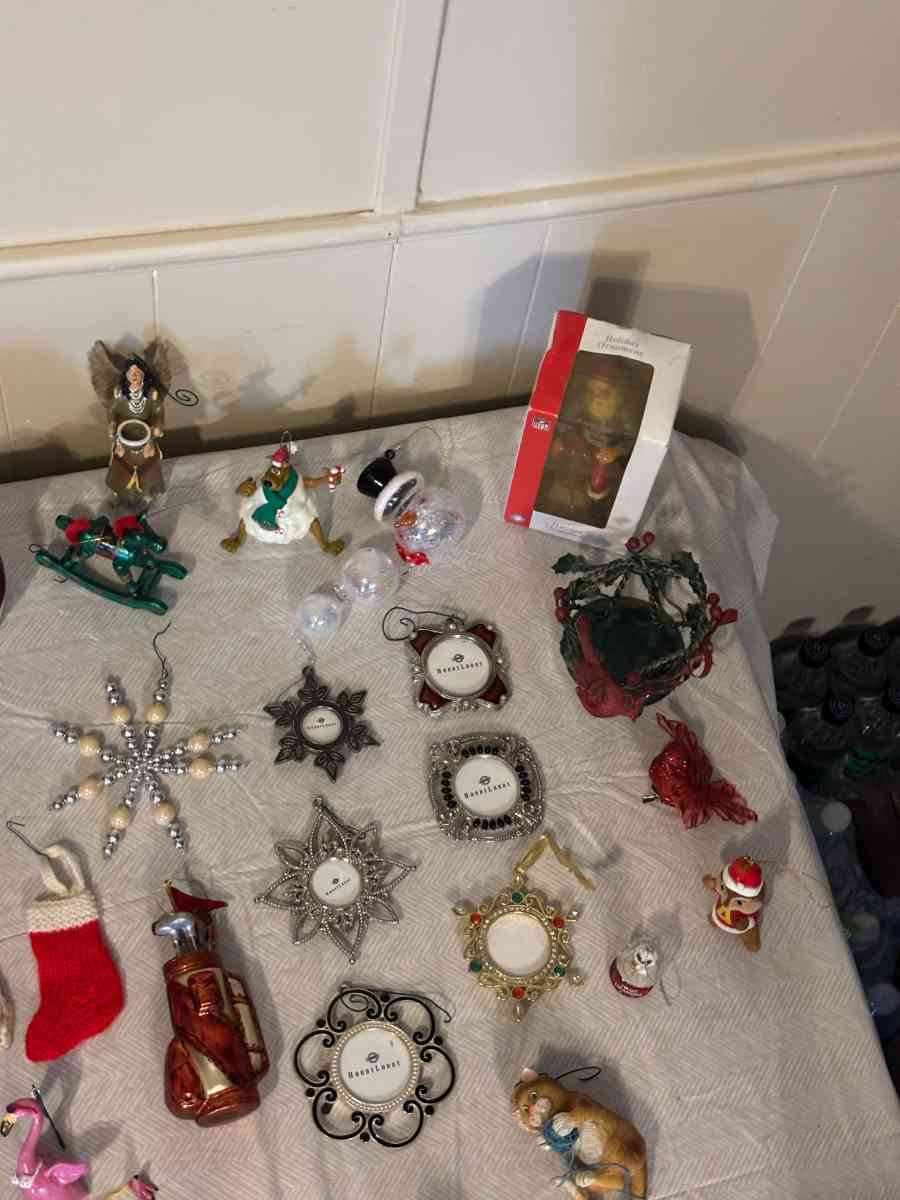 Christmas tree ornaments - Cameron, Texas - FleaMarketBay