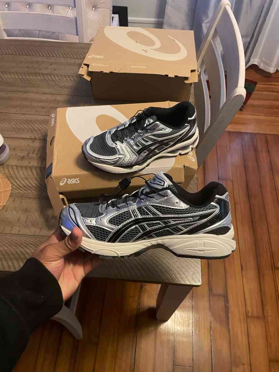 ASICS Kayano 14 in black and silver size 8 - Ashaway, Rhode Island - FleaMarketBay