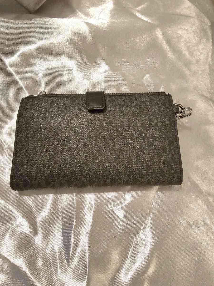 Michael kors purse with matching wallet - Peachtree City, Georgia - FleaMarketBay