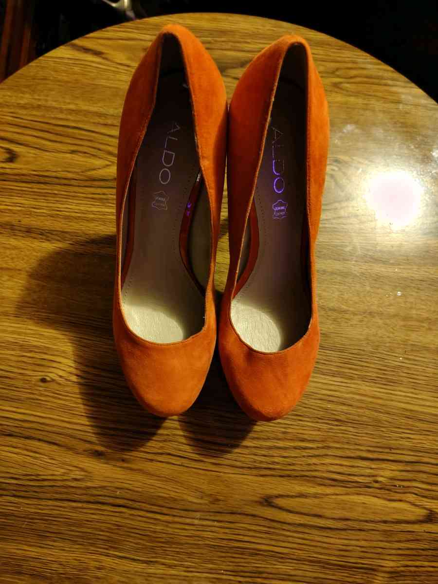 orange heels - Elgin, Illinois - FleaMarketBay