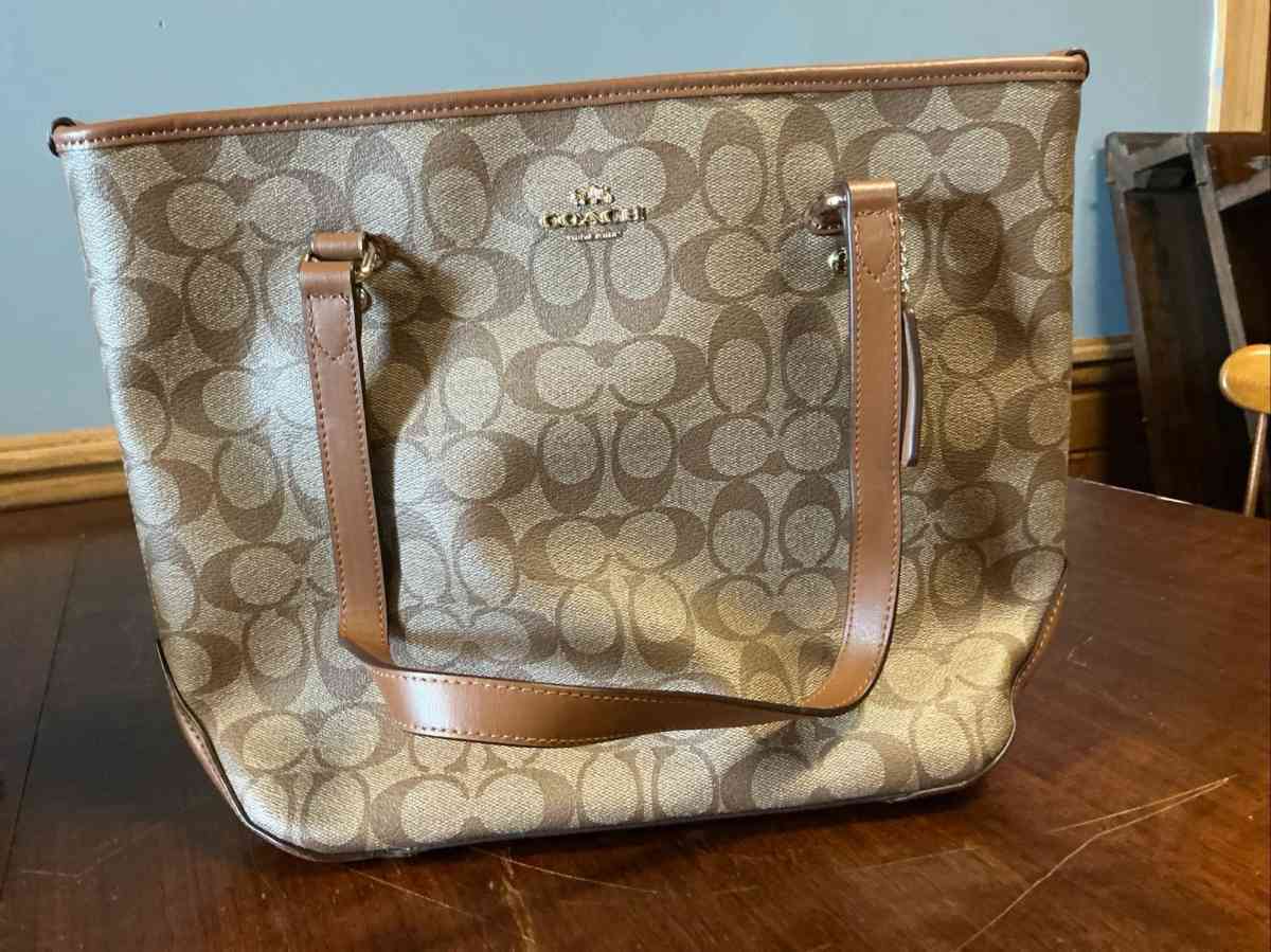 luxury designer coach hand bag - Nashville, Indiana - FleaMarketBay