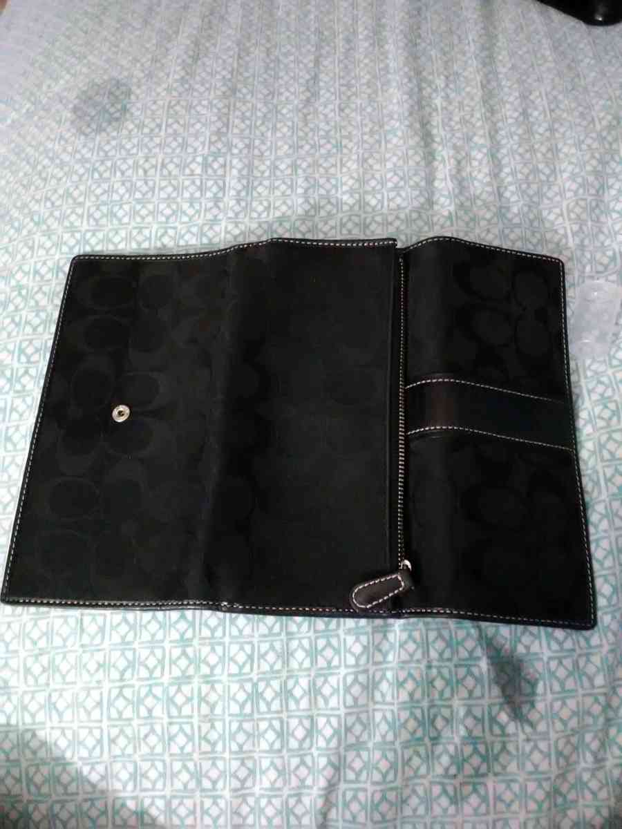 coach wallet black  need to go today - Cleveland, Ohio - FleaMarketBay