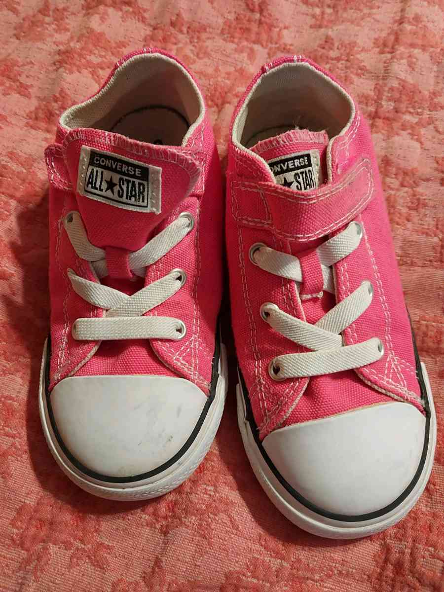 Girls Converse Allstar Chuck Taylors - Effingham, South Carolina - FleaMarketBay