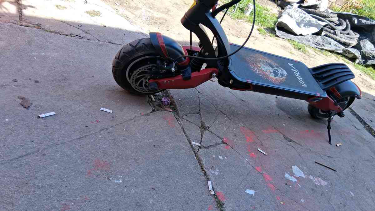 tengo scooter varla con cargador original - Hayward, California - FleaMarketBay