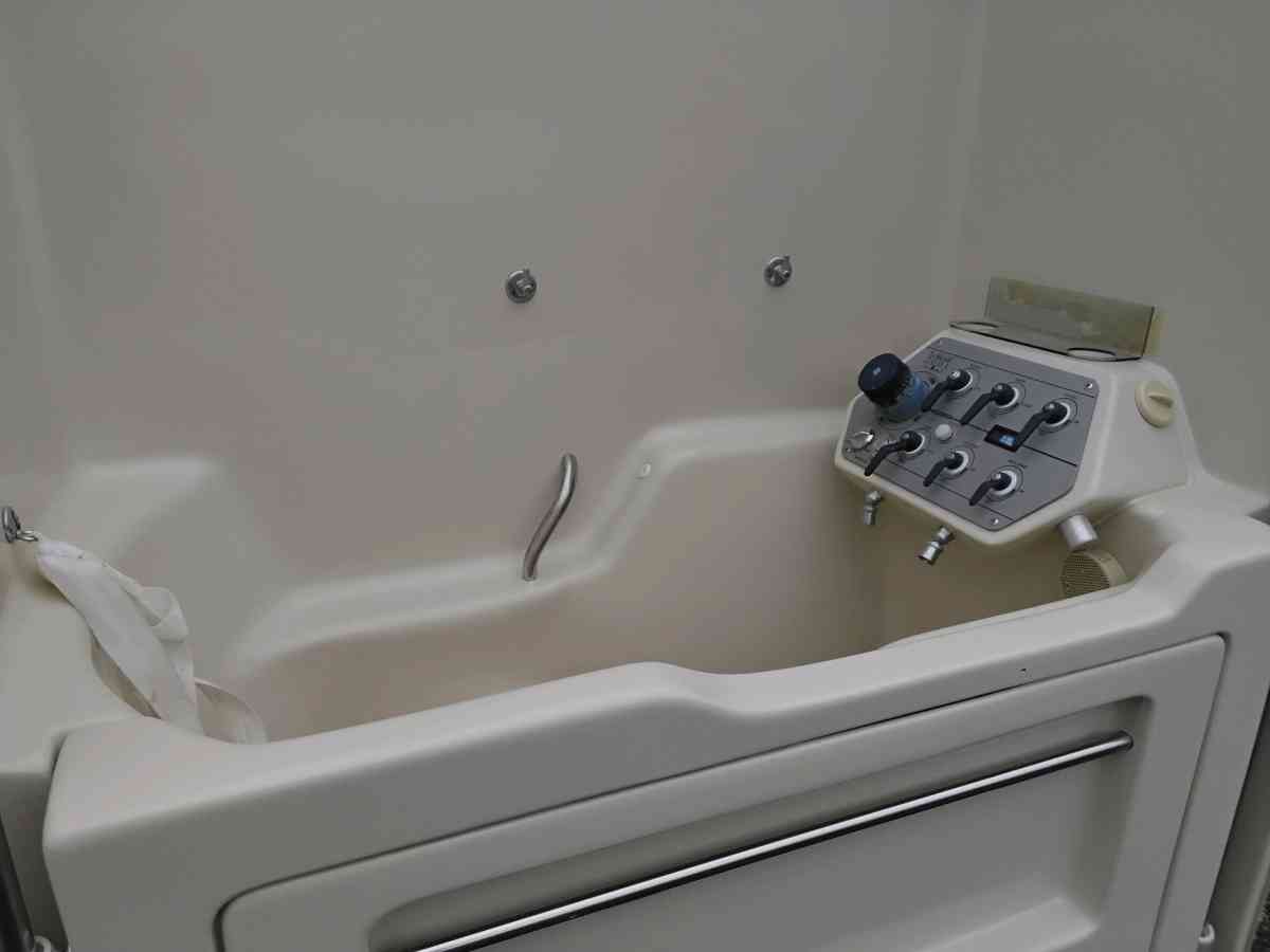 Walk In Bath Tub with Showering Head Plus Whirlpool Like New - Williamstown, New Jersey - FleaMarketBay