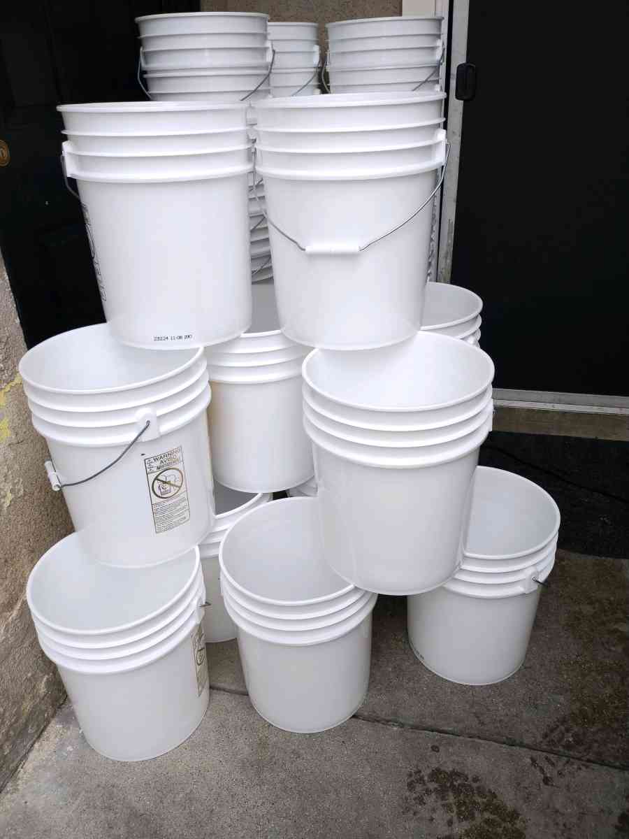 5 gallon buckets - Pomona, California - FleaMarketBay
