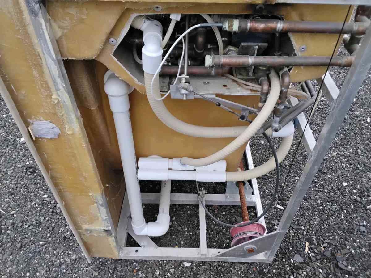 Walk In Bath Tub with Showering Head Plus Whirlpool Like New - Williamstown, New Jersey - FleaMarketBay