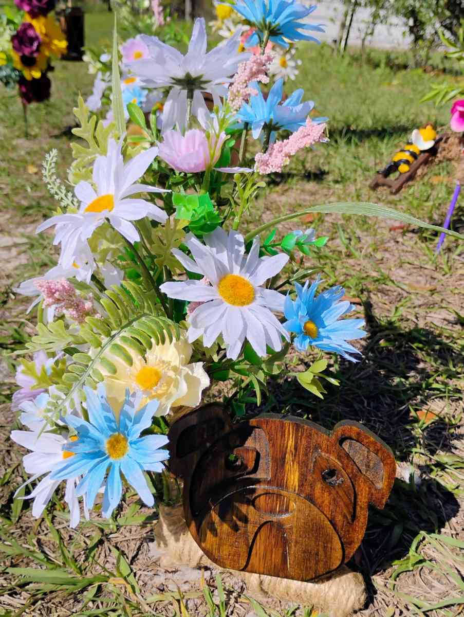 Beautiful graveside flowers - Jacksonville, Florida - FleaMarketBay