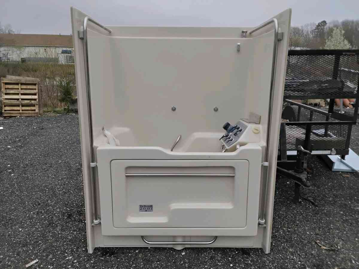 Walk In Bath Tub with Showering Head Plus Whirlpool Like New - Williamstown, New Jersey