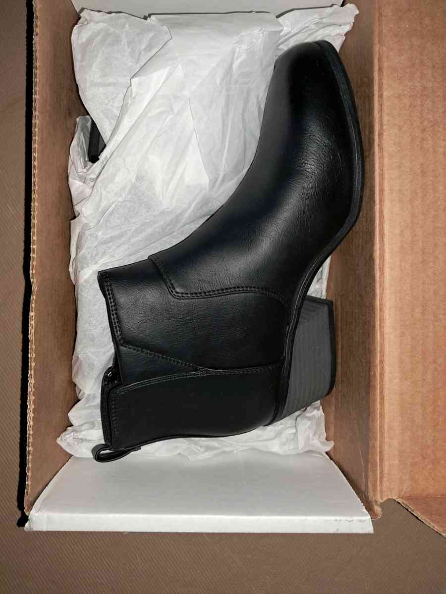 220 Pairs Of mixed shoes - Linden, Tennessee - FleaMarketBay