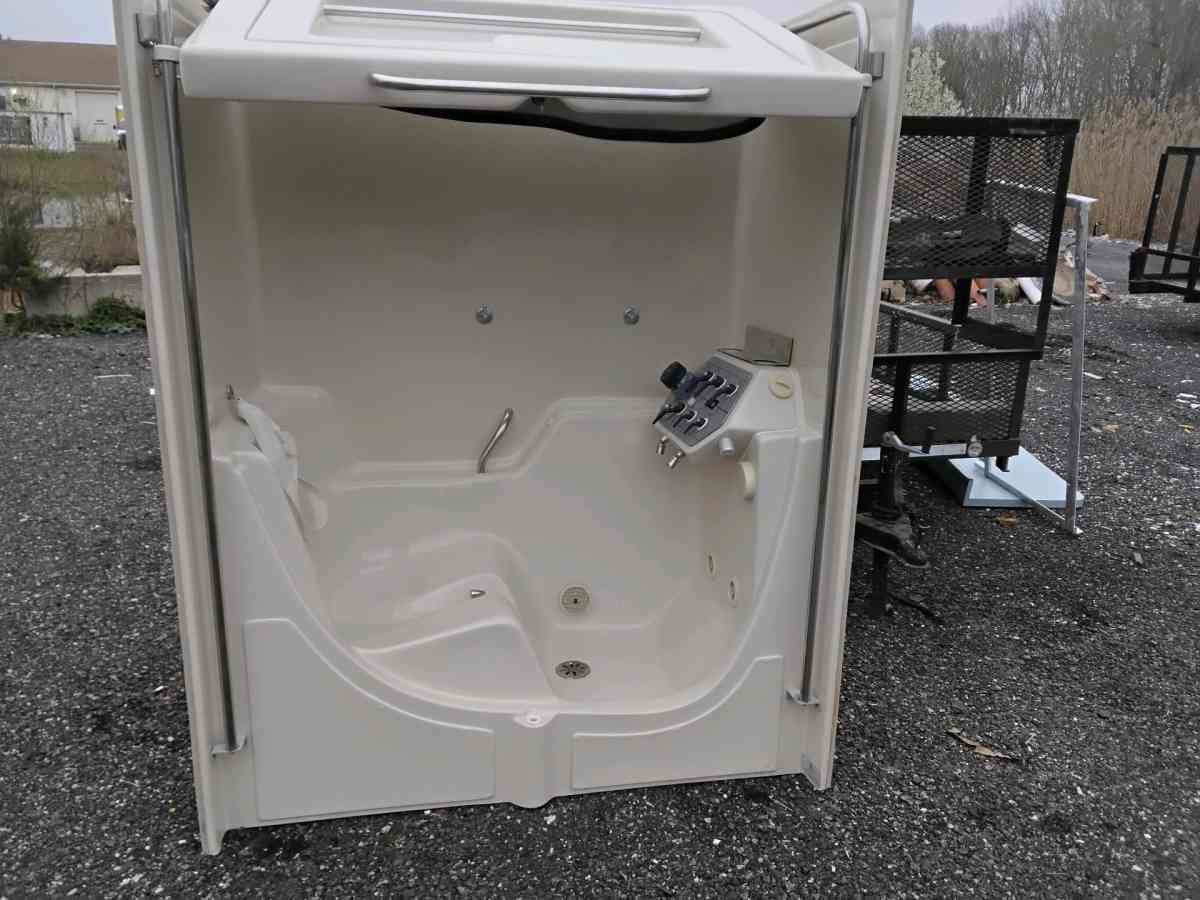 Walk In Bath Tub with Showering Head Plus Whirlpool Like New - Williamstown, New Jersey - FleaMarketBay
