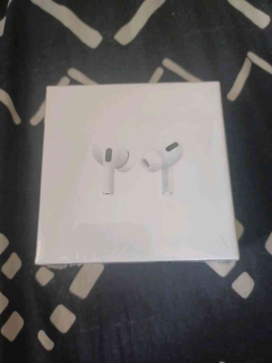 airpods Pro with wireless charging case - Fort Wayne, Indiana