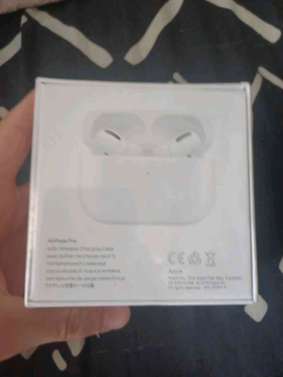 airpods Pro with wireless charging case - Fort Wayne, Indiana - FleaMarketBay