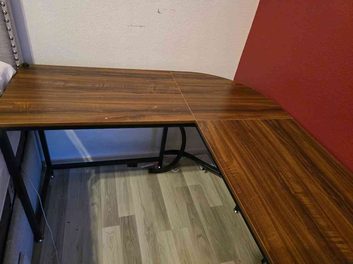 Corner Desk - Phoenix, Arizona - FleaMarketBay