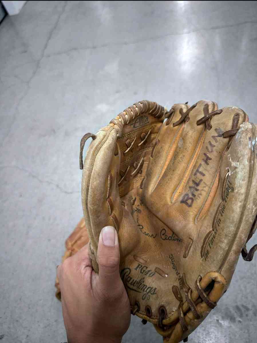 baseball gloves - Honolulu, Hawaii - FleaMarketBay