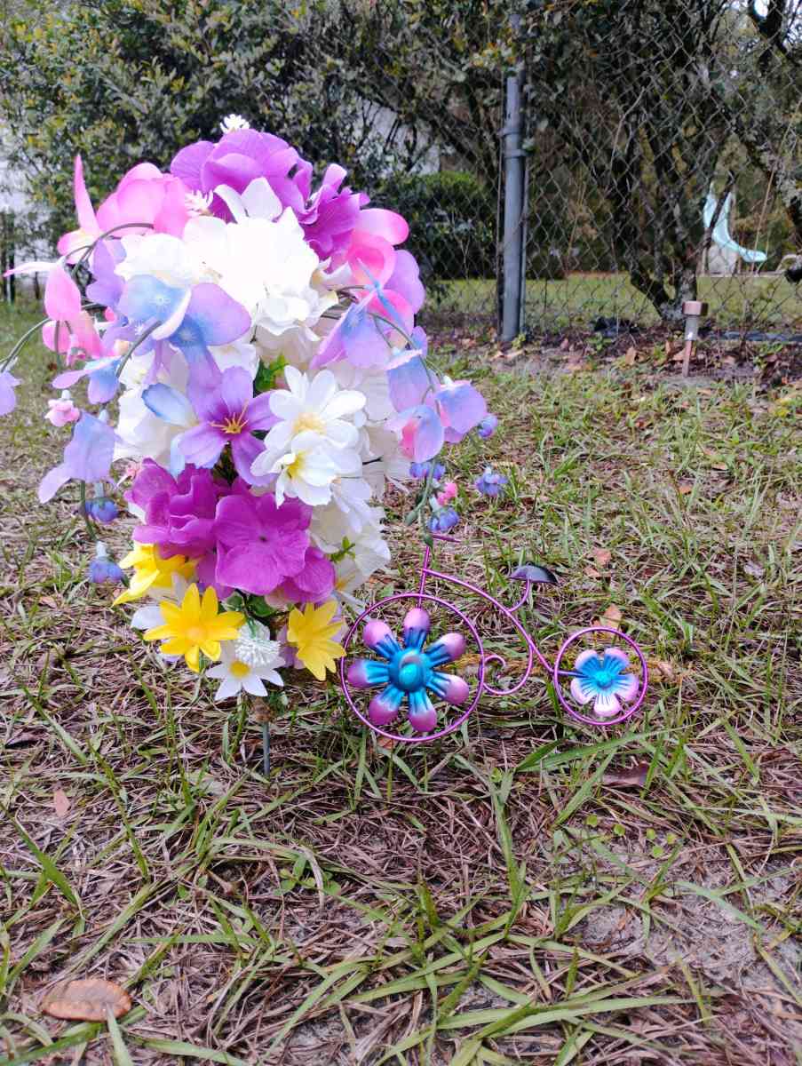 graveside flowers for loved ones - Jacksonville, Florida - FleaMarketBay