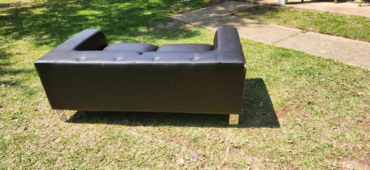 Black modern style leather couch very comfy cushions attache - Daphne, Alabama - FleaMarketBay