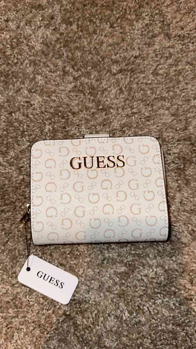 GUESS WALLET AND PURSE SET - North Salem, Indiana
