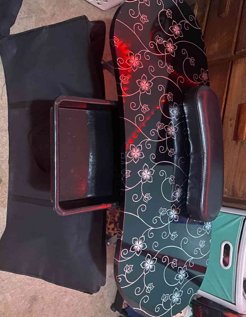 Nail Table - Niagara Falls, New York - FleaMarketBay