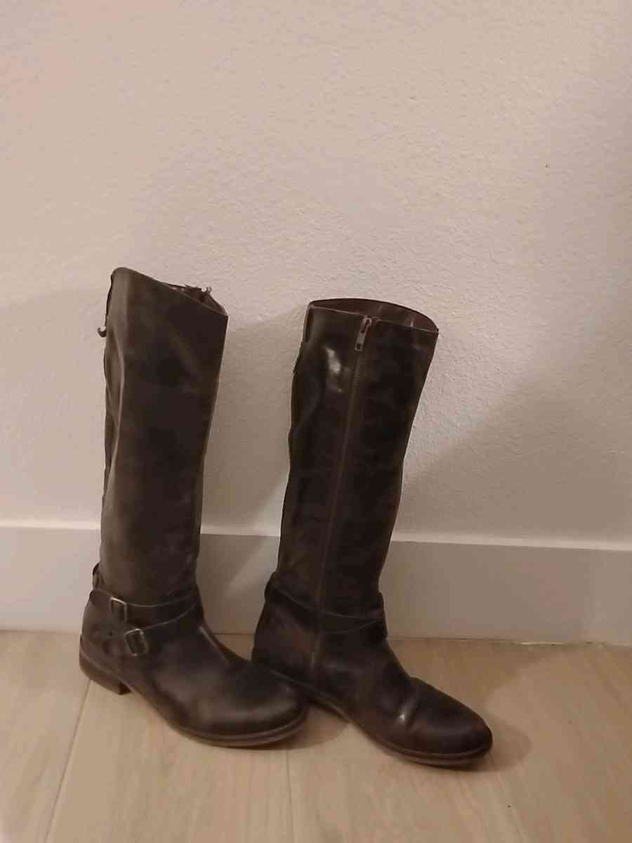 hinge Brown Leather boots sz8 - Acworth, Georgia - FleaMarketBay