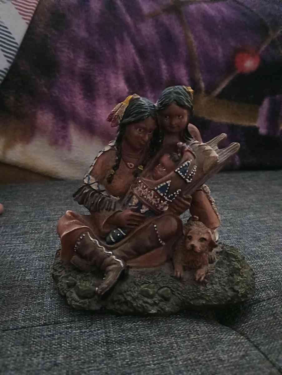 Indian statue of parents an baby - Phoenix, Arizona