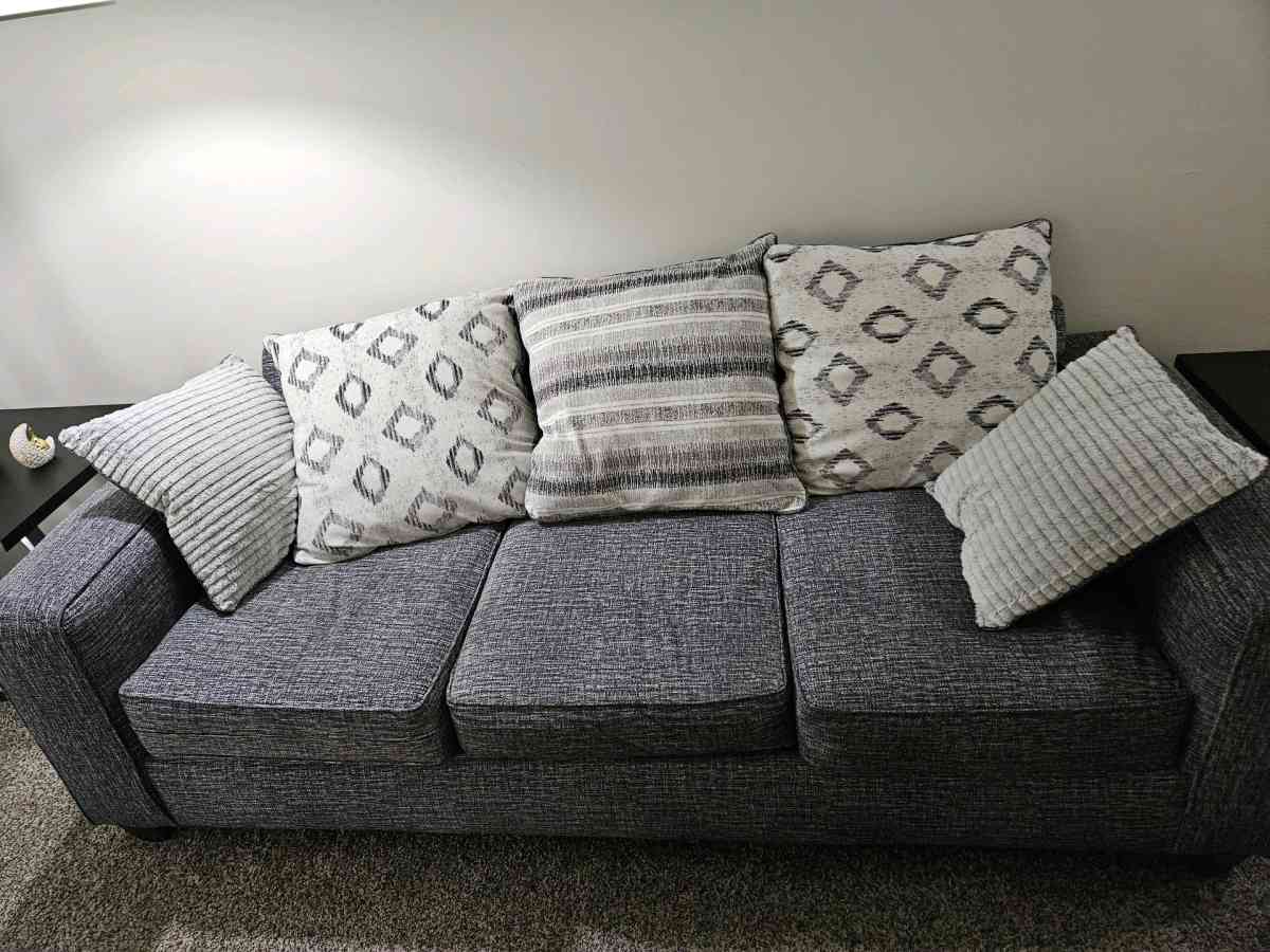 Grey couch - Middletown, Ohio - FleaMarketBay