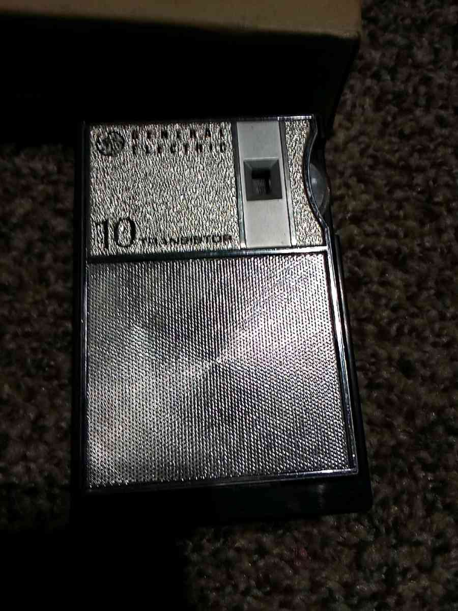 antique transistor radio - Mc Minnville, Tennessee