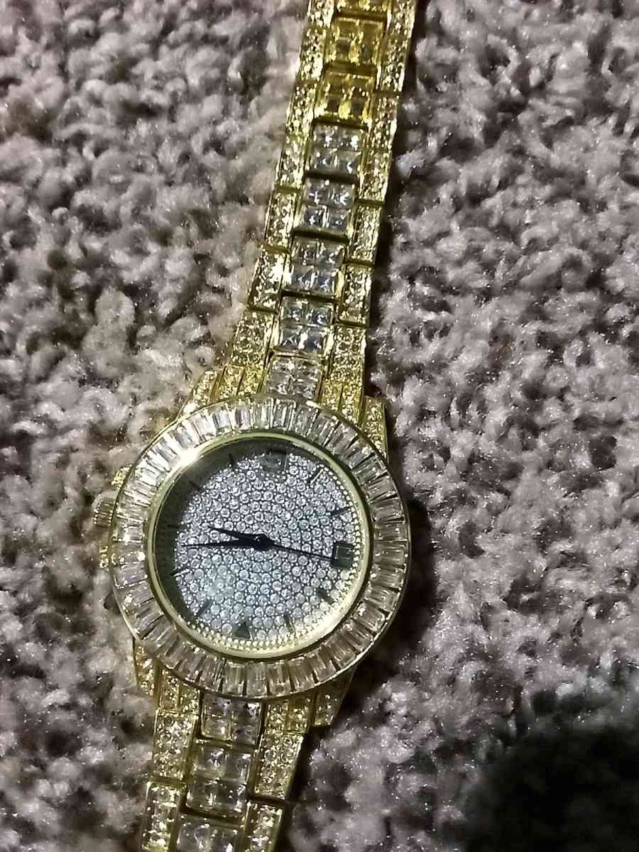 fake diamond and gold watch - Mc Minnville, Tennessee