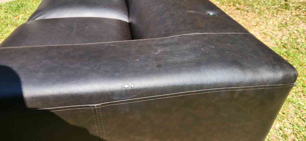 Black modern style leather couch very comfy cushions attache - Daphne, Alabama - FleaMarketBay