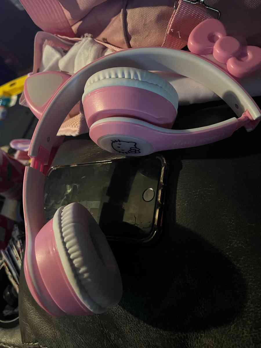 kids hello kitty earphones - Ackerman, Mississippi - FleaMarketBay