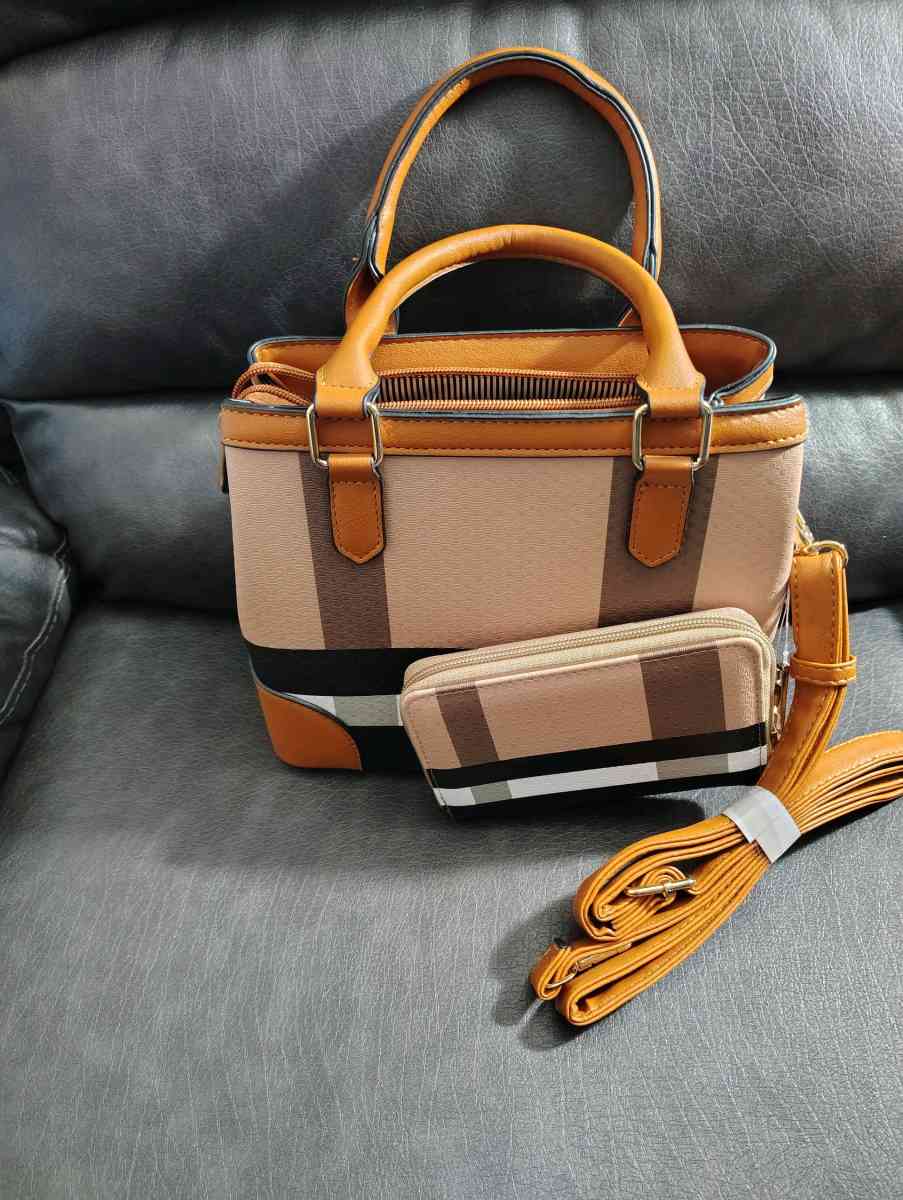 Multicolor crossbody purse - Milwaukee, Wisconsin - FleaMarketBay