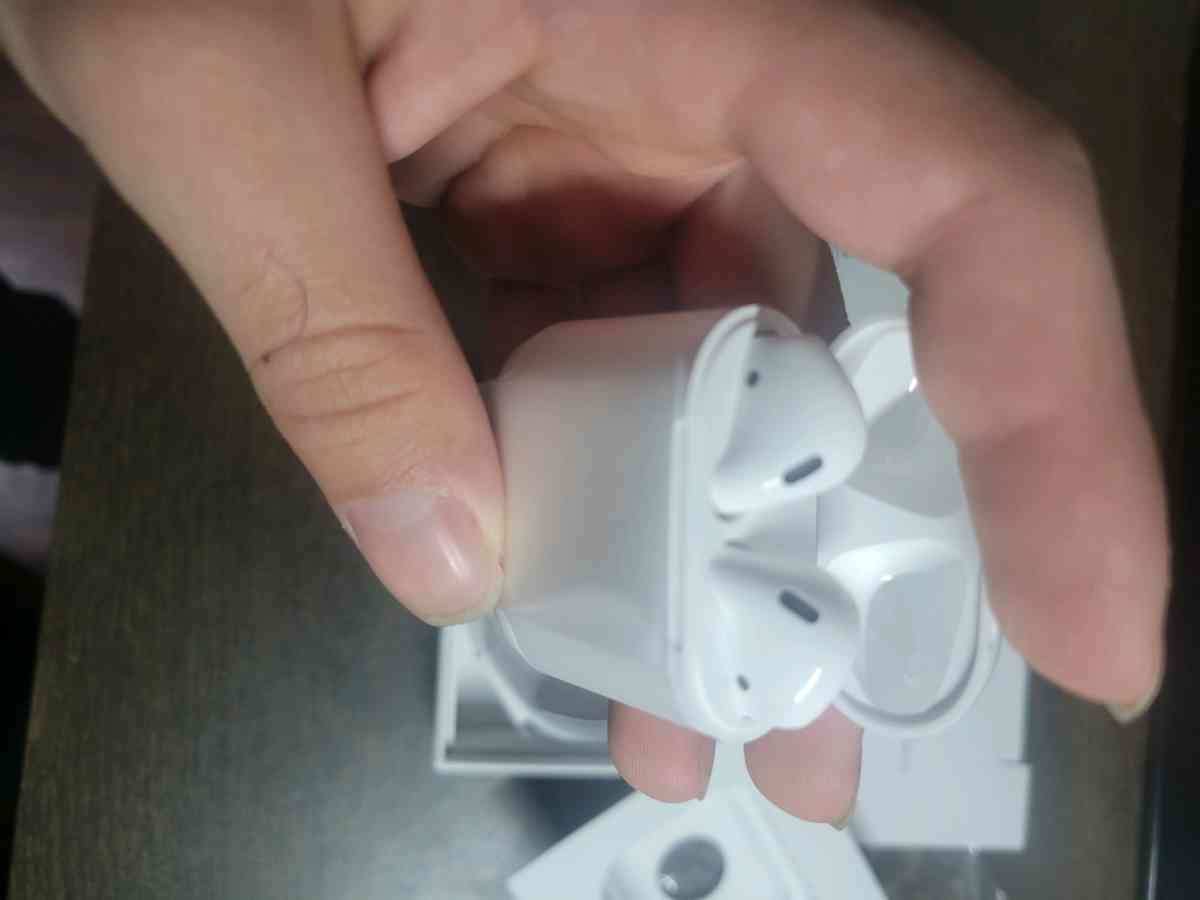 airpod earbuds - Rancho Cordova, California - FleaMarketBay