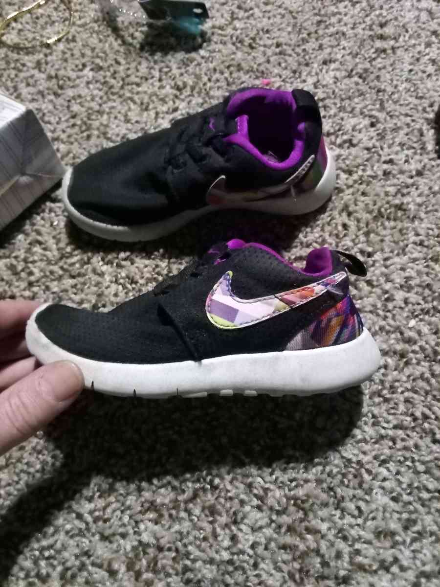 girls Nikes small - Mc Minnville, Tennessee