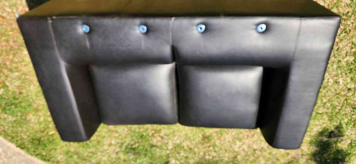 Black modern style leather couch very comfy cushions attache - Daphne, Alabama - FleaMarketBay
