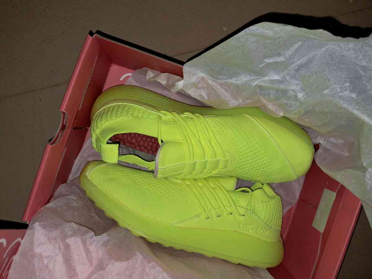 220 Pairs Of mixed shoes - Linden, Tennessee - FleaMarketBay