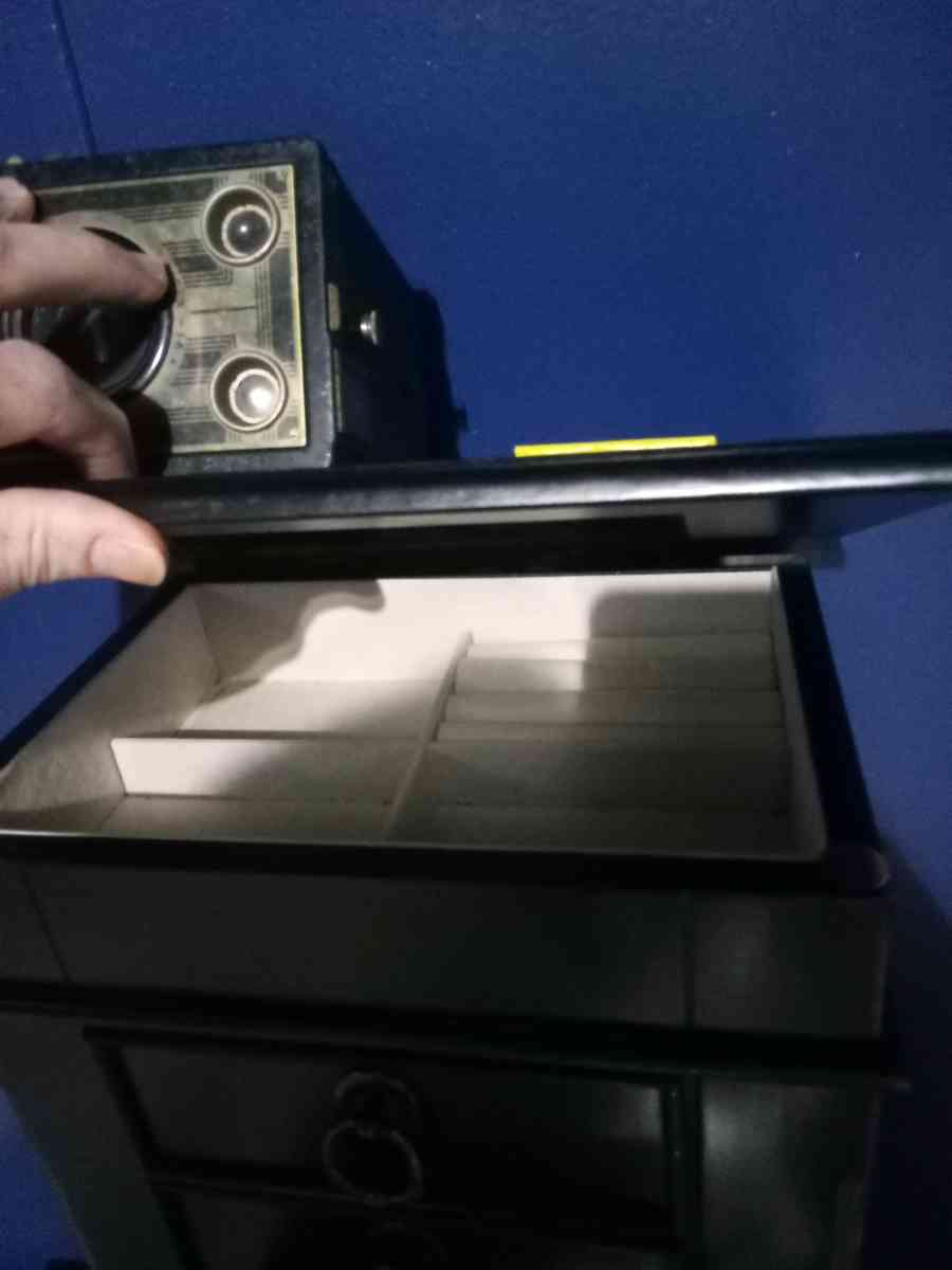 jewelry box dresser - Mc Minnville, Tennessee - FleaMarketBay