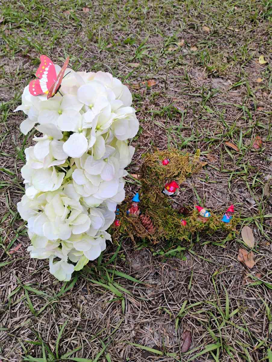 graveside flowers for loved ones - Jacksonville, Florida - FleaMarketBay