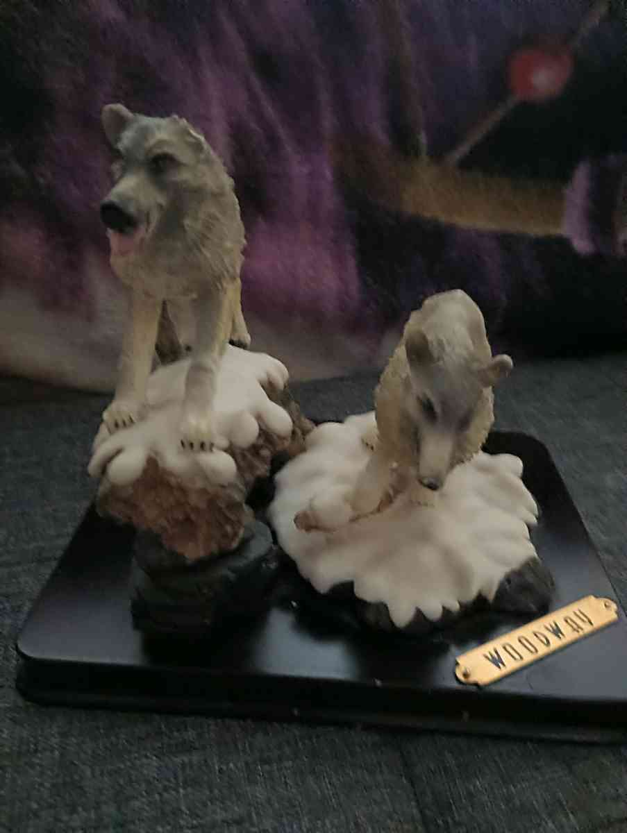 wolves collectors statue - Phoenix, Arizona