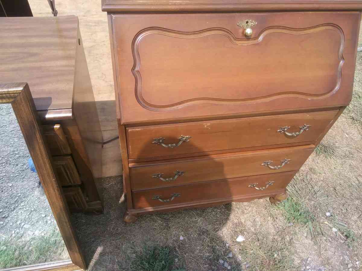 Mayagony Desk Antique has the key - Floyds Knobs, Indiana - FleaMarketBay